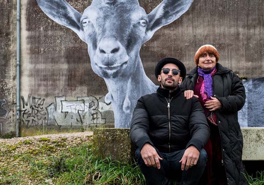 Fotograma. Una pareja delante del dibujo de un animal